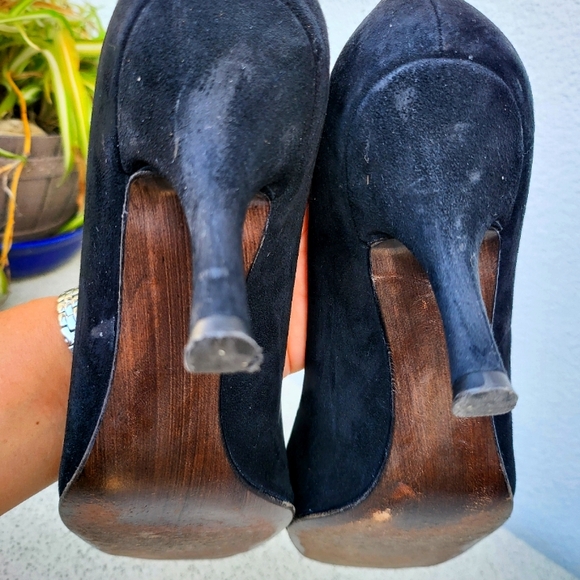 STUART WEITZMAN black suede open toe heels. - Picture 6 of 6